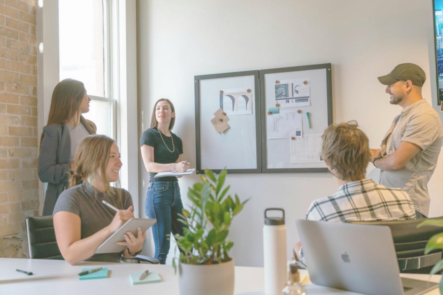 Geschäftsteam bei der Datenanalyse und strategischen Planung
